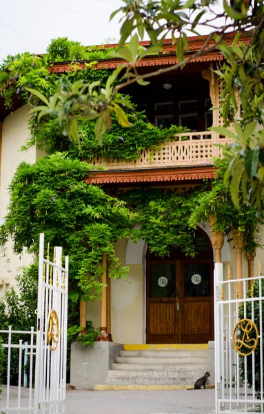 Entrada Una Antigua Casa Colorida Con Balcón Antigua Puerta Arqueada — Foto de Stock