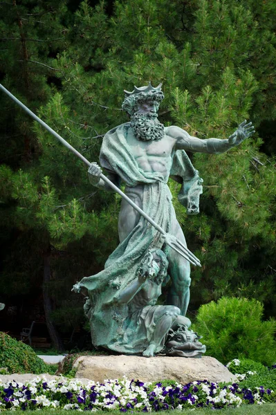 Statue Neptune Crown Trident His Hand Park Background Green Trees — Stock Photo, Image