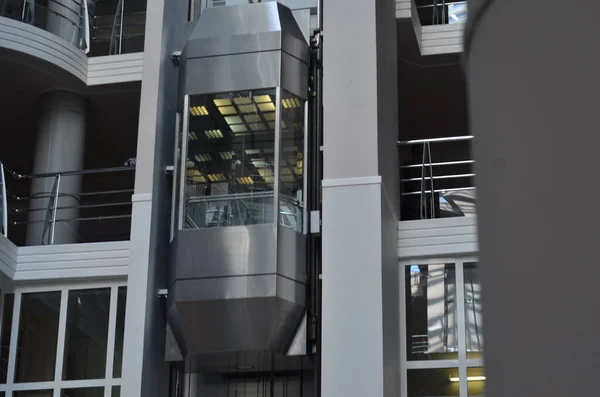 Moderner Personenaufzug Aus Metall Und Glas Einem Bürogebäude — Stockfoto