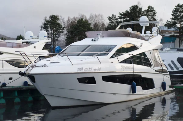 Barche Bianche Yacht Sono Parcheggiati Nella Baia Alla Stazione Barca Immagine Stock