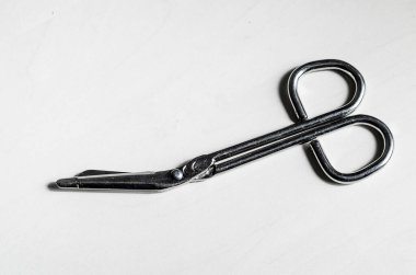 Tıbbi kavisli makas. Kesmek için aletler. Standart olmayan ögeler.