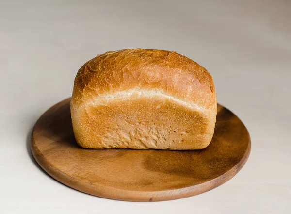 Het Brood Ligt Een Houten Plank Bakkerijproduct Producten Van Eerste — Stockfoto