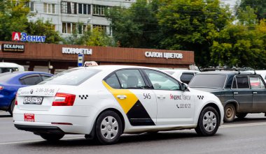 Yandex taksi, şehir caddesinde bir trafik sıkışıklığında. Hareket var. Yolcu taşımacılığı. - Rusya. Krasnoyarsk. 18 Eylül 2020