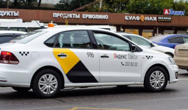 Yandex taksi, şehir caddesinde bir trafik sıkışıklığında. Hareket var. Yolcu taşımacılığı. - Rusya. Krasnoyarsk. 18 Eylül 2020