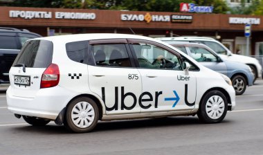 Şehir caddesinde trafik sıkışıklığında bir taksi. Hareket var. Taksi çağırıyorum. - Rusya. Krasnoyarsk. 18 Sep 2020