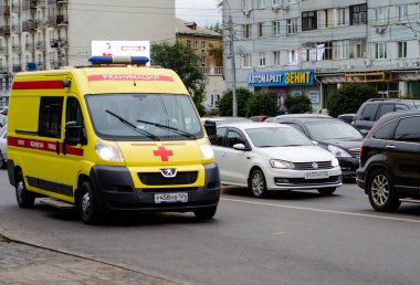 Şehir caddesinde trafik sıkışıklığında bir ambulans. Hareket var. Acil tıbbi bakım. Diriltme makinesi. - Rusya. Krasnoyarsk. 18 Eylül 2020.