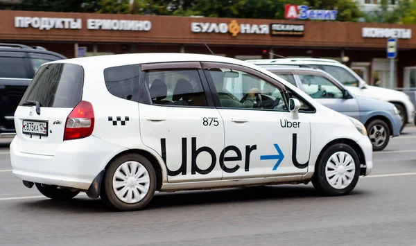 Uber Taksówka Korku Ulicy Miasta Ruch Taksówka Rosja Krasnojarsk Września — Zdjęcie stockowe