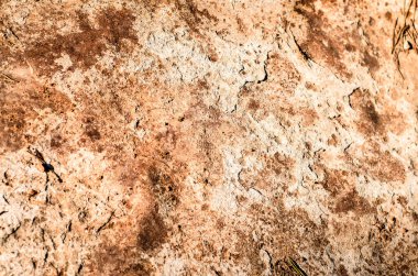 Paslı kırmızı taş yüzeyin arka planı. Kalıplı taş. Eski taş duvar. Yumuşak odak.