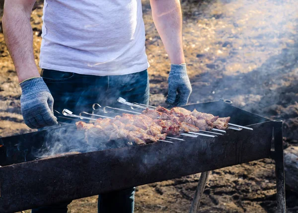 Mężczyzna Słoneczny Dzień Piecze Kebaby Szaszłykach Gotowanie Mięsa Łonie Natury — Zdjęcie stockowe