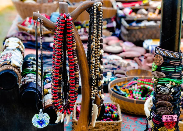 Decoraties Accessoires Van Verschillende Kleuren Tafel Kralen Armbanden Horloges Tafel — Stockfoto