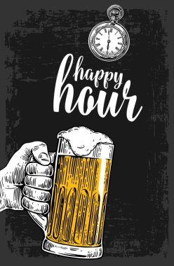 Bir bira cam tutan erkek el. Vintage vektör resim etiketi, poster, menü için oyma. Koyu arka plan üzerinde izole. Happy hour.