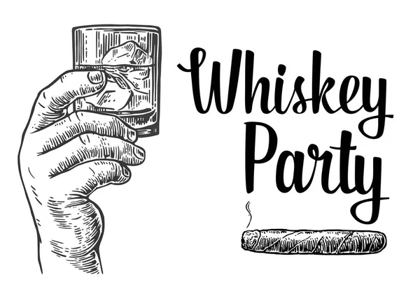 Mannelijke hand met een glas met whisky en ijsblokjes. Hand getekende ontwerpelement. Vintage vector gravure illustratie voor het label, poster, uitnodiging voor een feest — Stockvector