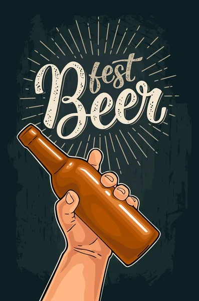 Mano de hombre sosteniendo botella abierta. Letras caligráficas del Cerveza Fest . — Vector de stock