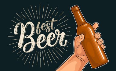 Adam el holding açık kahverengi şişe. Bira Fest kaligrafi el yazısı yazı. Gösterim amacıyla web, poster, siyah arka plan üzerine parti için davetiye oyma vintage vektör renk.