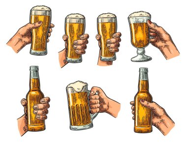 Holding ve bira cam ve açık bira şişesi ile tungur erkek ve kadın eller. Vintage vektör renk gösterim amacıyla web, poster, parti için davetiye oyma. Beyaz arka plan üzerinde izole.