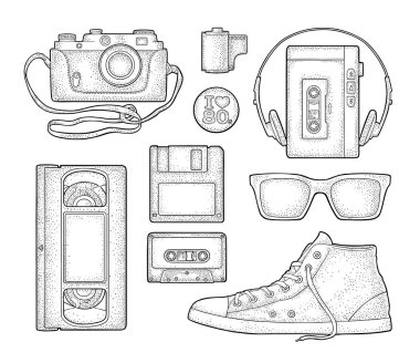 Retro teknoloji nesne ayarla. Disket, fotoğraf film kartuş, video, ses kaseti, spor ayakkabı, kayıt cihazı. Vintage vektör tek renkli illüstrasyon izole beyaz zemin üzerine oyma