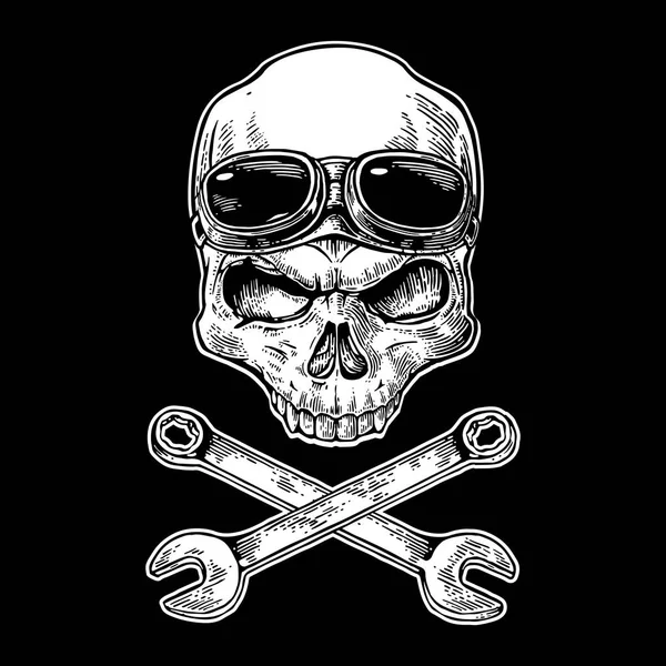 Calavera sonriendo con gafas para moto en la frente y llave inglesa. Ilustración de vector negro vintage. Para el cartel y el club de motociclistas tatuaje. Elemento de diseño dibujado a mano aislado sobre fondo negro . — Vector de stock