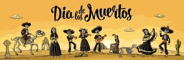 Dia de los Muertos yazı. Meksika ulusal kostüm iskeleti dans, şarkı, oyun gitar, keman, trompet. Vektör vintage oyma. Kaktüs ve günbatımı bulut ile Panorama çöl