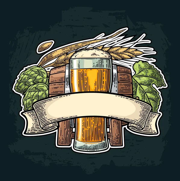 玻璃啤酒与织带 耳朵的玉米和跳的分支 矢量刻的彩复古插图上深色背景孤立 — 图库矢量图片