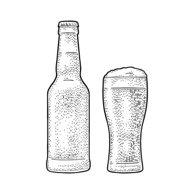 Cam bira ve yakın bira şişesi. Vintage vektör siyah çizim oyma. Beyaz arka plan üzerinde izole. Elle çizilmiş tasarım öğesi etiket ve poster için