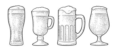 Dört farklı bardak bira için. Vintage vektör siyah çizim oyma. Beyaz arka plan üzerinde izole. Elle çizilmiş tasarım öğesi etiket ve poster için