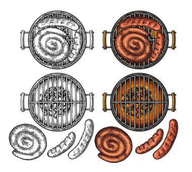 Barbekü ızgara üstten görünüm ile kömür ve sosis. Vintage renk vektör oyma çizim. Beyaz arka plan üzerinde izole. Elle çizilmiş tasarım öğesi poster için