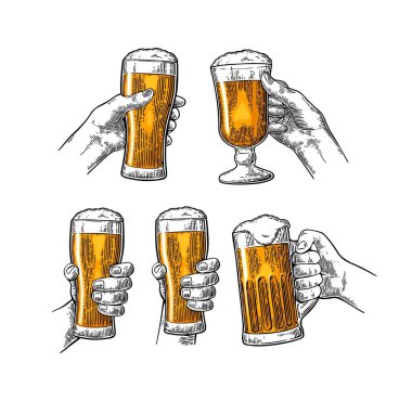 Erkek ve kadın el ele tutuşup bira bardağıyla şıngırdarlar. Web, poster, parti davetiyesi için klasik vektör renk gravürleri. Beyaz arkaplanda izole.