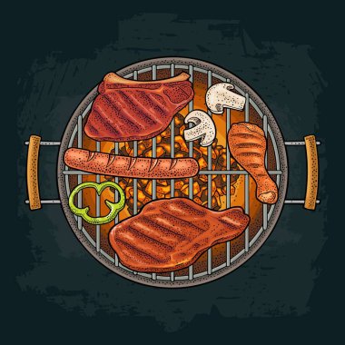 Barbekü ızgara üstten görünüm ile kömür, mantar, domates, biber, soğan, kebap, sucuk, tavuk budu, sığır eti biftek. Vintage renk vektör olarak izole koyu arka plan oyma. Elle çizilmiş tasarım öğesi