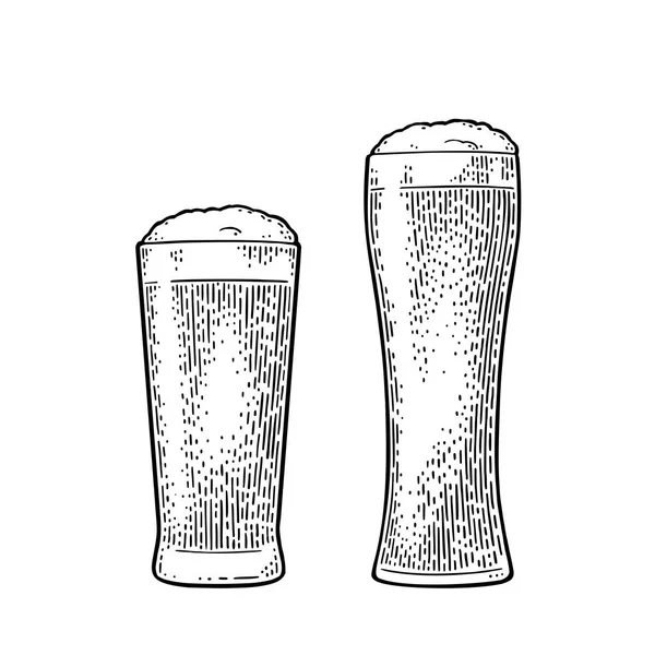 Glas med tre typer öl. Vintage svart gravyr — Stock vektor