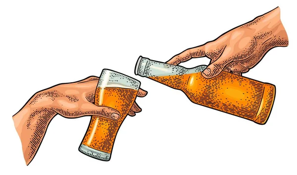 Dedo masculino vertiendo cerveza de botella en vidrio. La creación de Adán. — Vector de stock