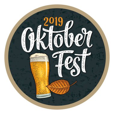 Oktoberfest 2019 kaligrafik el yazısı yazı ve vektör vintage gravür yaprağı.