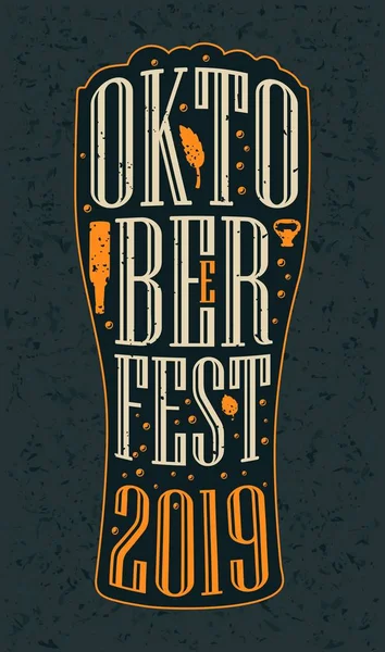 Αφίσα της τυπογραφίας. Ποτήρι μπύρας σε σκούρο φόντο. — Διανυσματικό Αρχείο