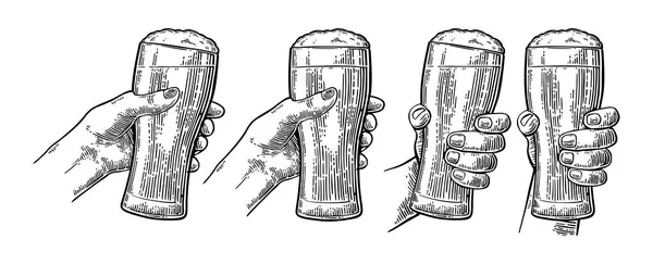 男性と女性の手を保持し、ビールグラスでクリンクします。彫刻 — ストックベクタ