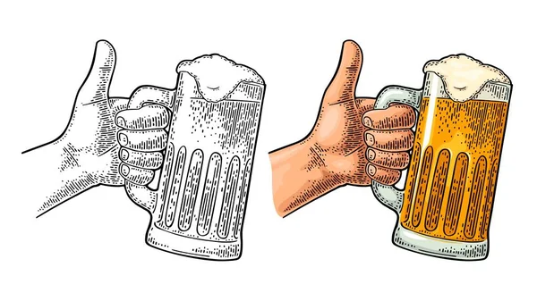 Mano masculina sosteniendo vaso de cerveza y mostrando símbolo Like. Grabado vectorial vintage — Vector de stock