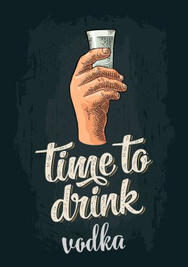 Erkek, cam votka tutuyor. Web, poster, parti davetiyesi için klasik vektör oymacılığı. Harfleri içme zamanı. Koyu arkaplanda izole