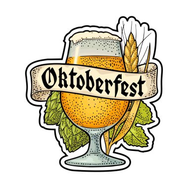 Kurdeleli cam bira, mısır ve hop dalı. Beyaz arkaplanda izole edilmiş vektör oyma renk vintage illüstrasyonu. Oktoberfest gotik harfler.