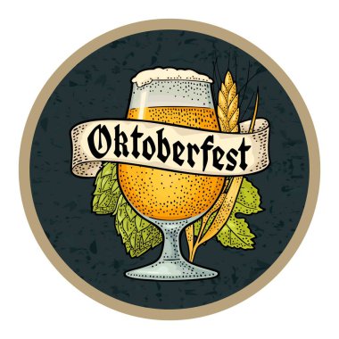 Kurdeleli cam bira, mısır ve hop dalı. Koyu çemberde izole edilmiş vektör oyma renk klasik çizimi. OktoberFest gotik harfleri. Bardak altlığı için reklam tasarımı