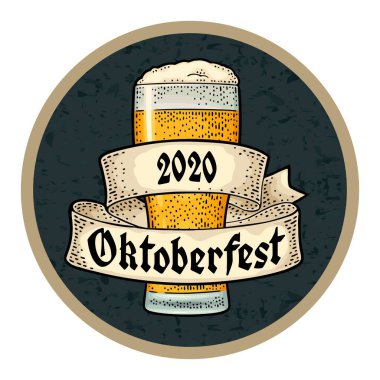 Kurdeleli cam bira. Koyu çemberde izole edilmiş vektör oyma renk klasik çizimi. OktoberFest 2020 gotik harfler. Bardak altlığı için reklam tasarımı