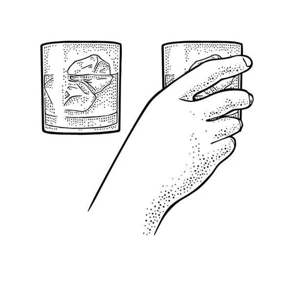 女性の手は氷のキューブとガラスウイスキーを保持 ラベル ポスター パーティーへの招待のためのヴィンテージブラックベクトル彫刻イラスト 白地に隔離された — ストックベクタ