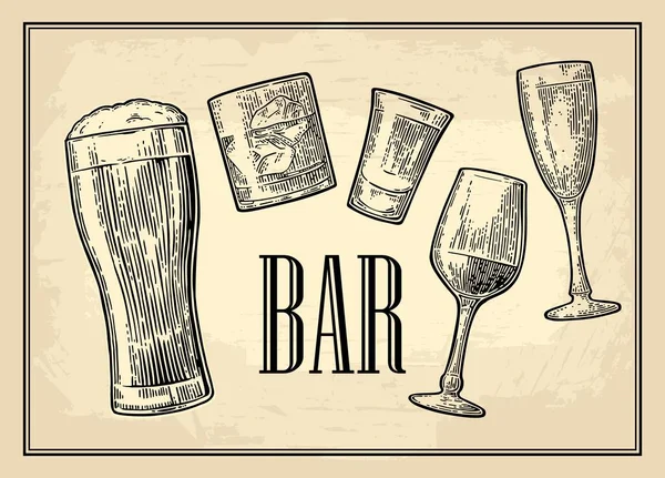 标牌吧 玻璃杯啤酒 威士忌 葡萄酒 龙舌兰酒 在米色背景上孤立的矢量雕刻的老式插图 — 图库矢量图片