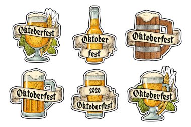 Kurdeleli farklı bardaklarda bira, mısır ve zıplama dalları koyun. Beyaz arkaplanda izole edilmiş vektör oyma renk vintage illüstrasyonu. OktoberFest 2020 Gotik harfler.