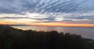 Uçan bir gölde bir günbatımı üzerinde.