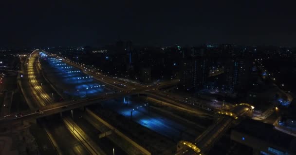 La carretera en la gran ciudad, autopista entrar en la ciudad, la luz de la noche imagen por dron en la vista superior . — Vídeos de Stock