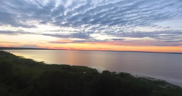Bei Sonnenaufgang über einen See fliegen — Stockvideo