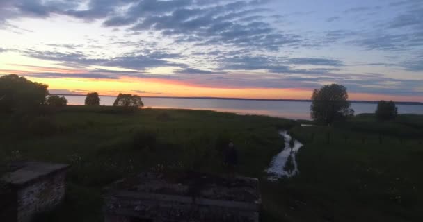 Imágenes de drones de un lago al atardecer — Vídeos de Stock