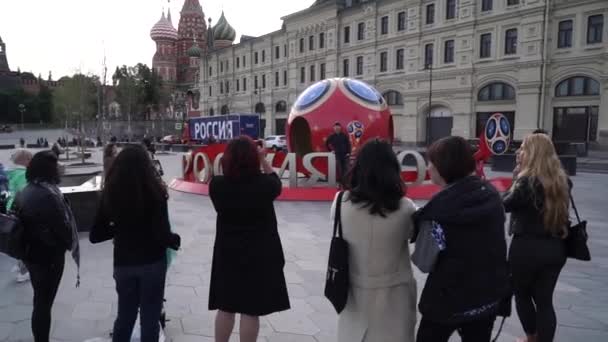 14 JUIN 2018, Moscou, RUSSIE : FIFA 2018. Les touristes prennent des photos de la Coupe du monde de Moscou — Video