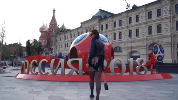 Une femme est une fan de football dans la Russie moscou flic mondial 2018 . — Video
