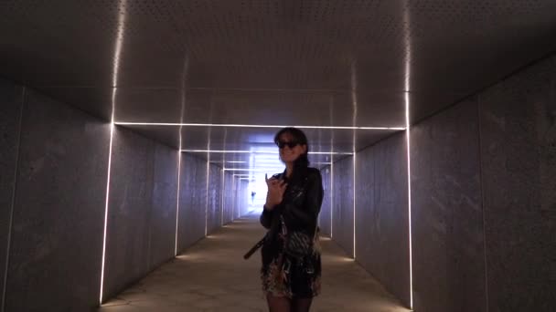 Beautiful girl walking and smiling in the underpass tunnel — Stock Video