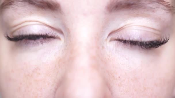 Chica abriendo sus ojos azules en extremo de cerca — Vídeos de Stock