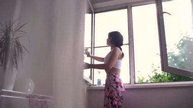 çekici kız evde windows yıkar. Evi temizlemek için.